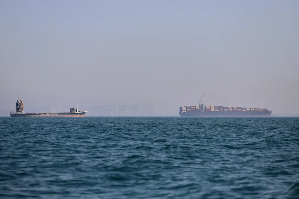 Tanker Zapaljen u Hormuškom Moreuzu Nakon Pogotka Projektilom — Iran Tuguje Nakon Izveštaja O Smrti Khameneija