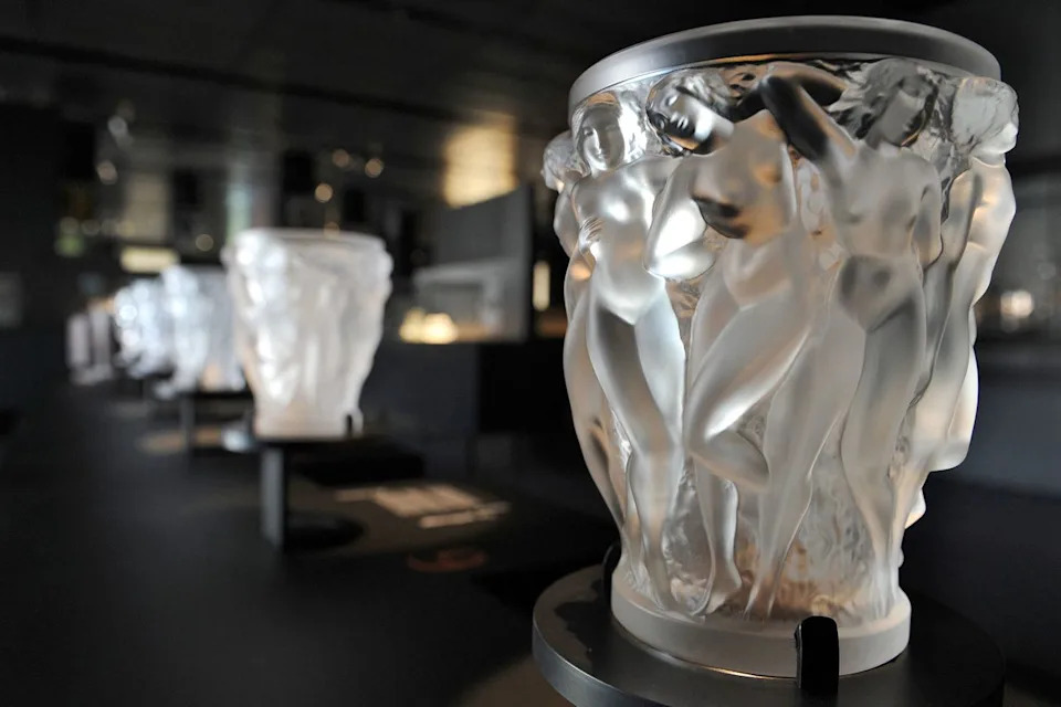 Smela Pljačka u Musée Lalique: Dragulji Vredni Milione Evra Ukradeni Za 11 Minuta