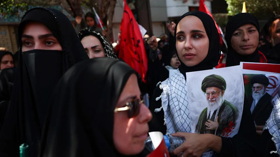 Ogromne Mase U Mashhadu: Sahrana Alija Khameneija Obeležena Tenzijama I Razmenom Udaraca