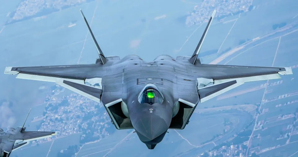 Zašto F-47 Izgleda Neobično? Viralni Snimak Iz Area 51 Otkriva Kanarde i Neočekivanu Planformu