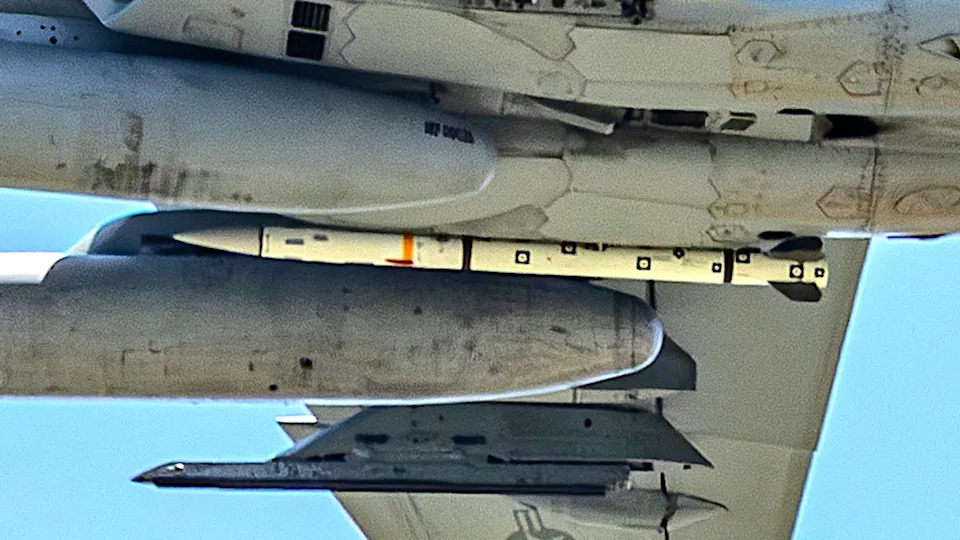 Zašto F-47 Izgleda Neobično? Viralni Snimak Iz Area 51 Otkriva Kanarde i Neočekivanu Planformu