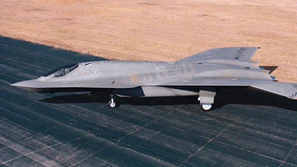 Zašto F-47 Izgleda Neobično? Viralni Snimak Iz Area 51 Otkriva Kanarde i Neočekivanu Planformu