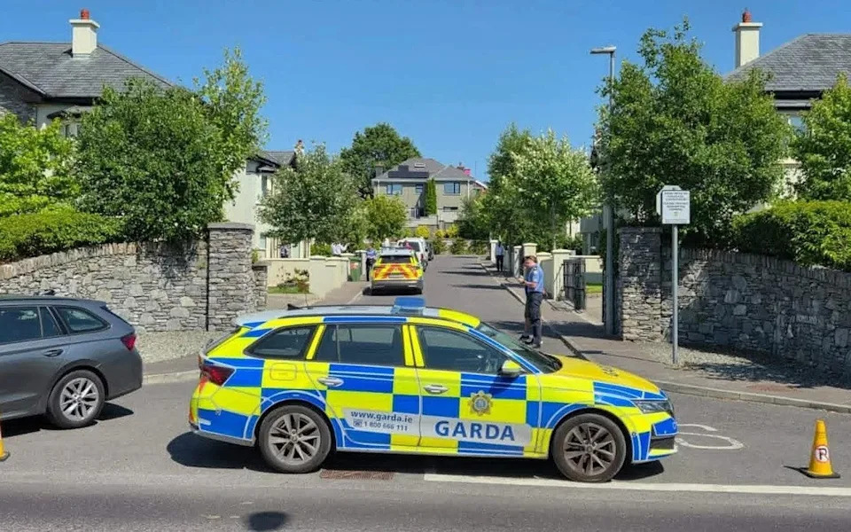 Američka majka pronađena ugušena u Killarneyju — policija traga za osumnjičenim, navodno tražiocem azila