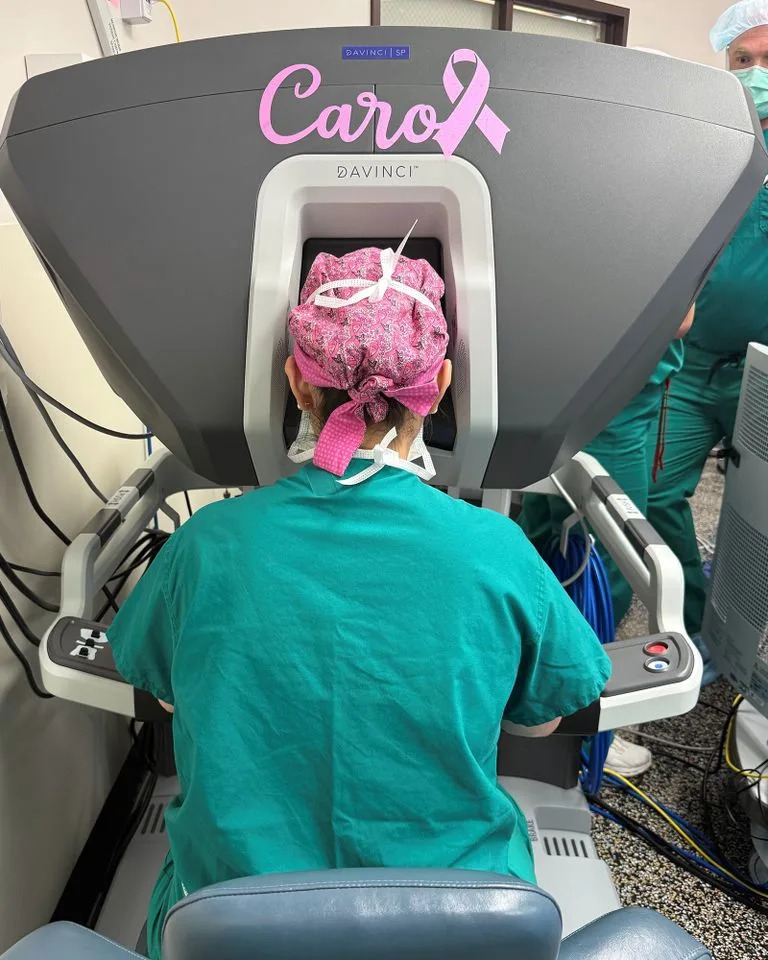 Medicinska istorija: Prva jednoprstavna robotizovana mastektomija sa očuvanjem bradavice u SAD‑u izvedena robotom „Carol”