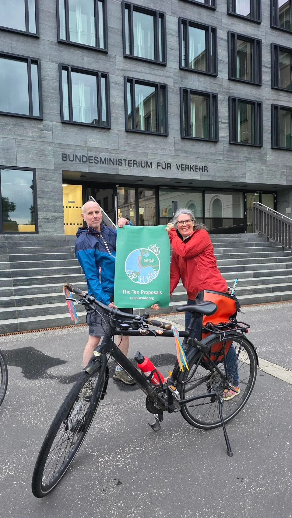 COP31 Bike Ride Krenuo: Biciklisti Preko Evrope Ka Antaliji, Transparent Doplovio Iz Brazila