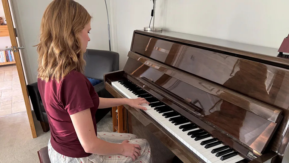 17-Year-Old Freya Terris Makes History: Passes ABRSM Grade 8 Piano Using Only Her Left Hand