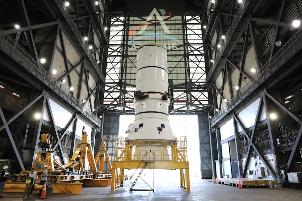 NASA Počinje Sa Slaganjem SLS Rakete Za Artemis III — Donji Segment SRB Stigao U VAB