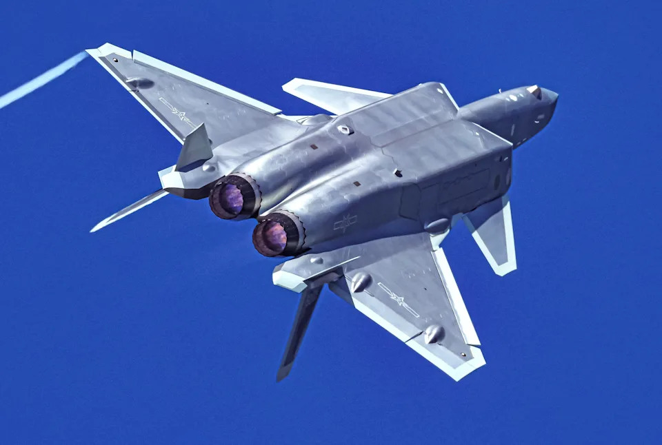 Koliko J-20 „Mighty Dragon“ lovaca Kina zaista ima — i zašto to znači promenu ravnoteže snaga