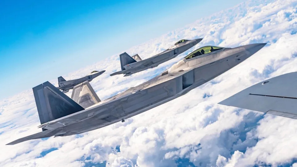 Koliko J-20 „Mighty Dragon“ lovaca Kina zaista ima — i zašto to znači promenu ravnoteže snaga