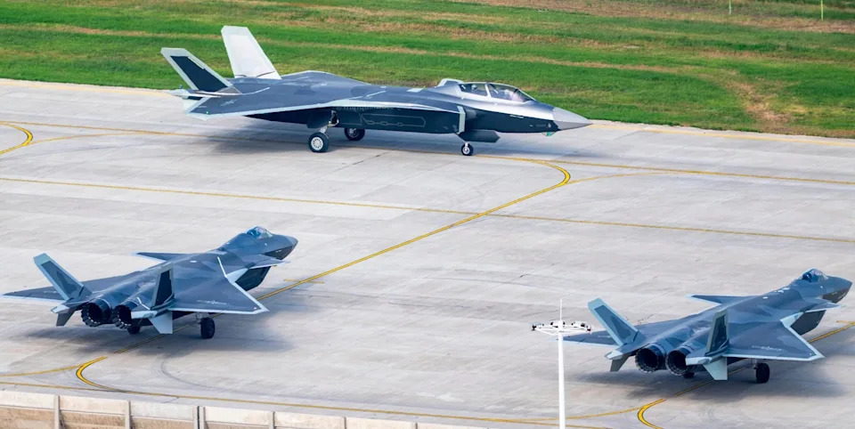 Koliko J-20 „Mighty Dragon“ lovaca Kina zaista ima — i zašto to znači promenu ravnoteže snaga