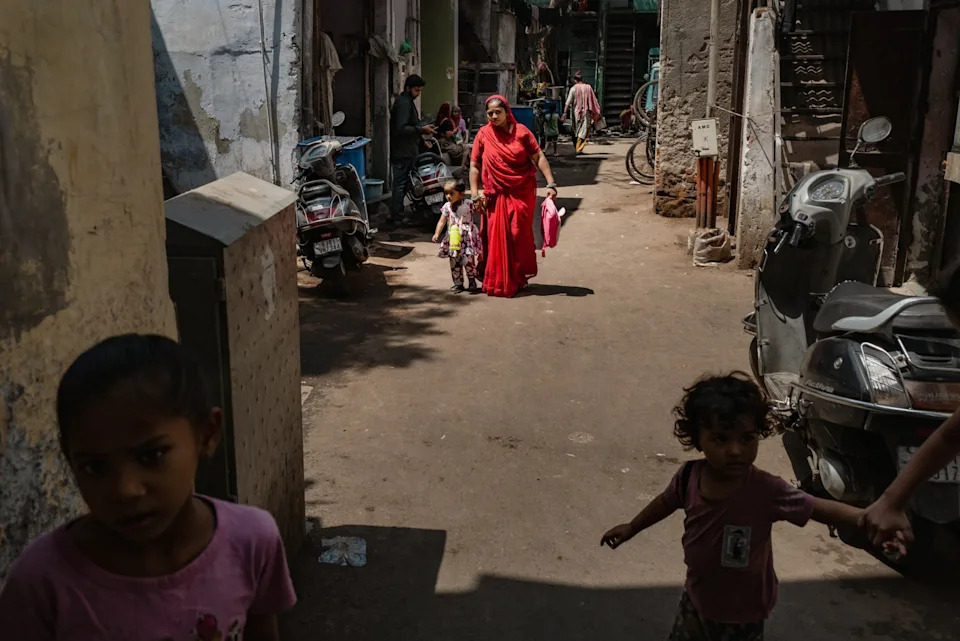 45°C Postaje Nova Normalnost u Indiji: Ahmedabad između Alarmnih Sirena i Borbe za Opstanak