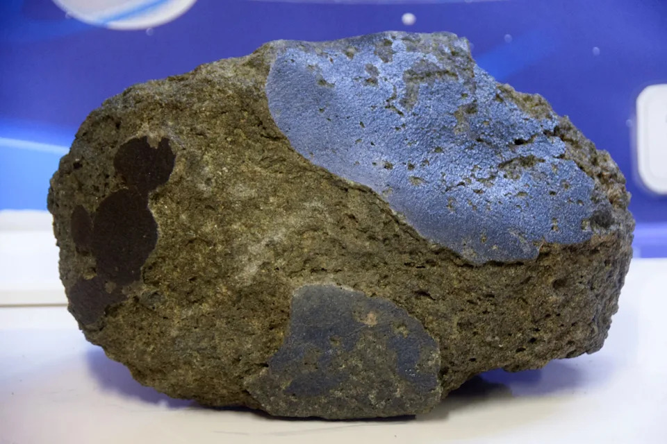 Meteorit Probio Krov Kuće — U Fragmentima Pronađene Slane Naslage i „Vanzemaljska“ Hemija