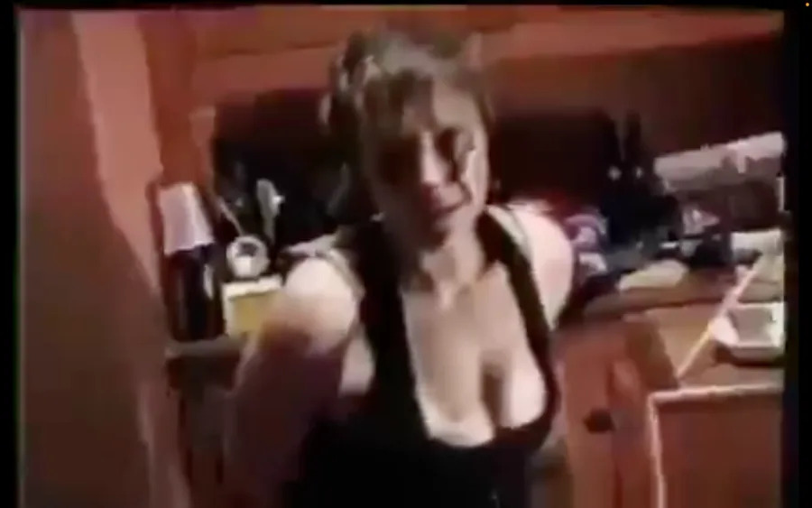 Provera Istinitosti: Video Žene Vezane U Kuhinji NIJE Iz Epsteinovih Dosijea — Potiče Iz Komične Scene Mr. Plinkett Recenzije