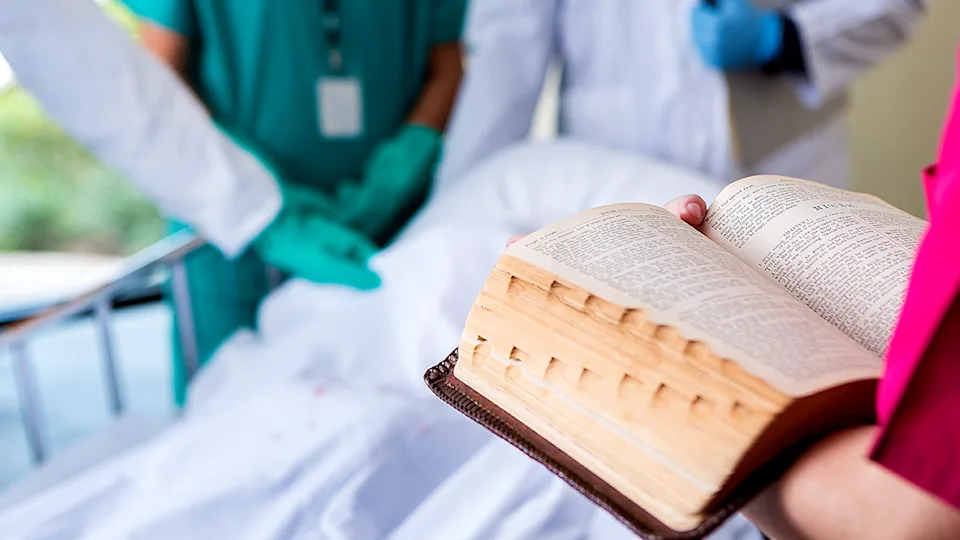 Nošenje Biblije U Bolnicama Severne Irske Može Postati Krivično Po Novim Smernicama — Šta To Znači Za Sveštenike