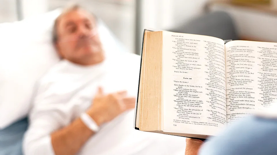 Nošenje Biblije U Bolnicama Severne Irske Može Postati Krivično Po Novim Smernicama — Šta To Znači Za Sveštenike