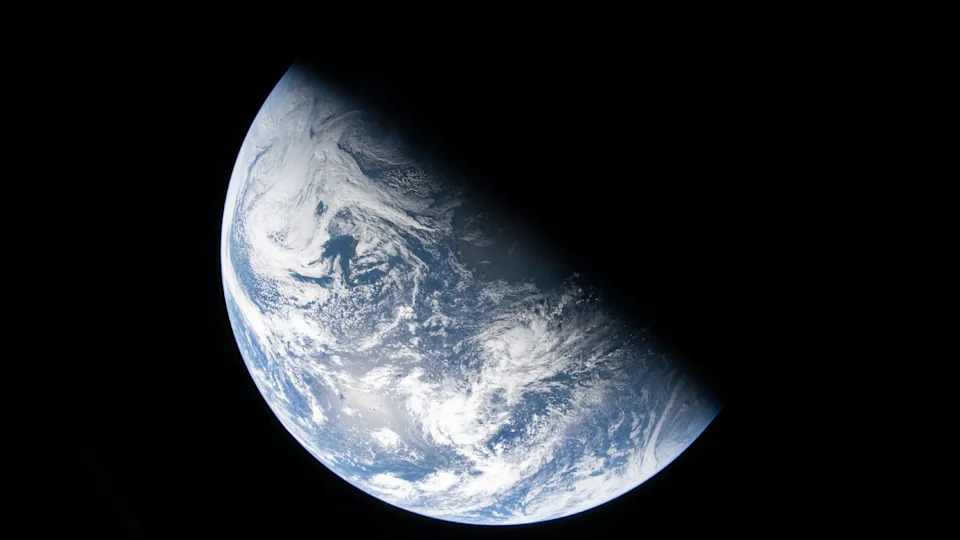 Veštački „Saturnov prsten“ satelita preti da ispuni nebo — šta to znači za astronomiju i noćni pejzaž