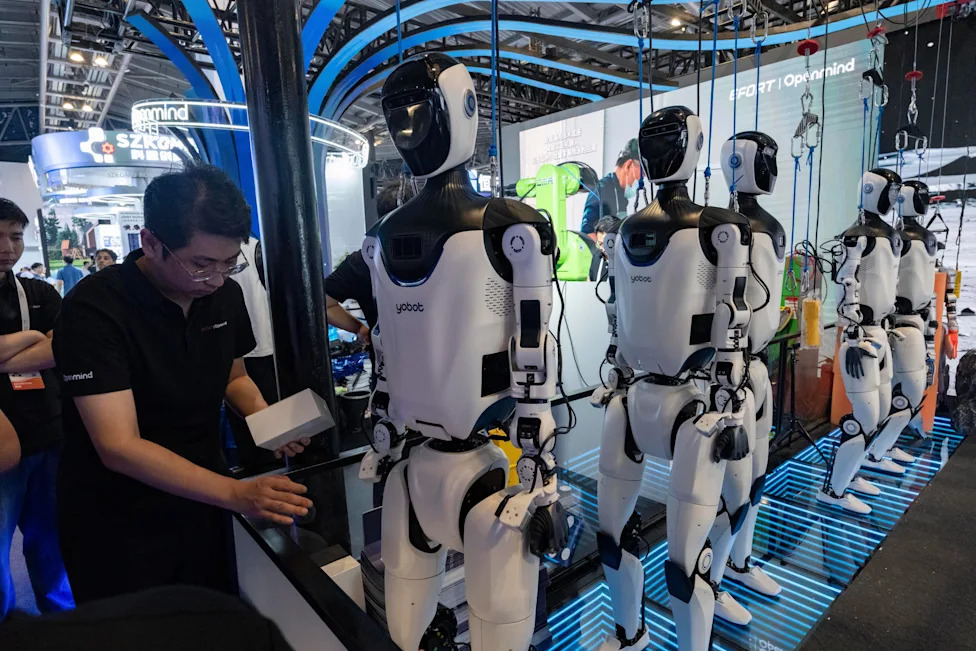 Šangaj: Kina Prikazala Stotine AI i Robotskih Inovacija u Rivalstvu sa SAD