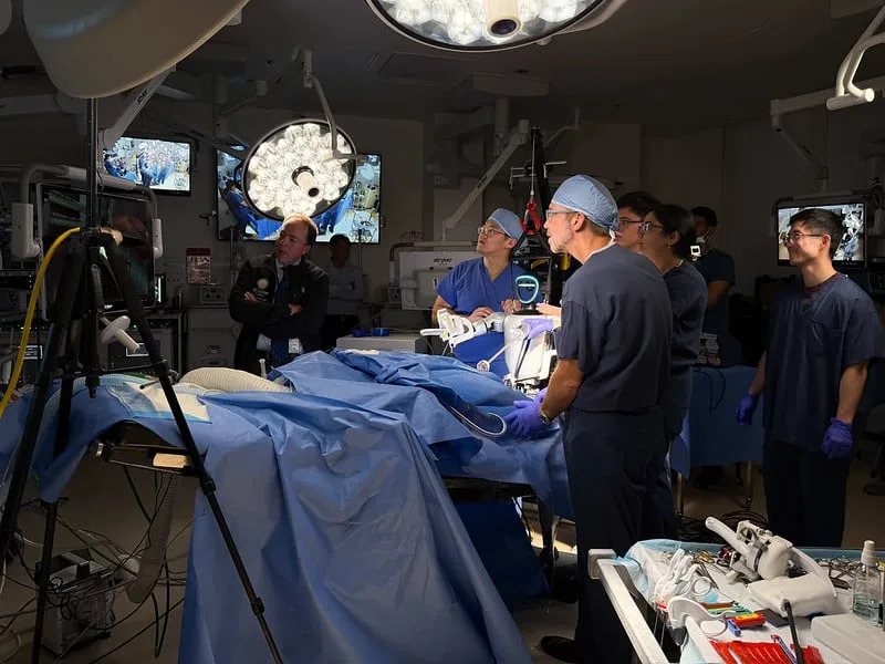 Po Prvi Put Humanoidni Roboti Izveli Laparoskopsku Kolecistektomiju Na Svinjama — Potencijal Za Teleskirurgiju