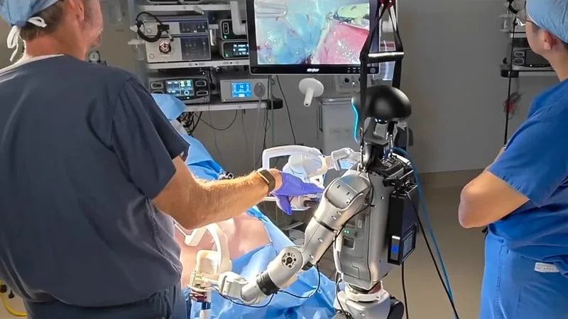 Po Prvi Put Humanoidni Roboti Izveli Laparoskopsku Kolecistektomiju Na Svinjama — Potencijal Za Teleskirurgiju