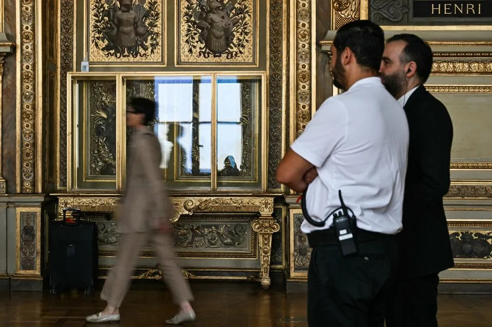 Luvr Ponovo Otvorio Galeriju Apolon Nakon Devet Meseci — Nakit Premešten U Sigurni Trezor