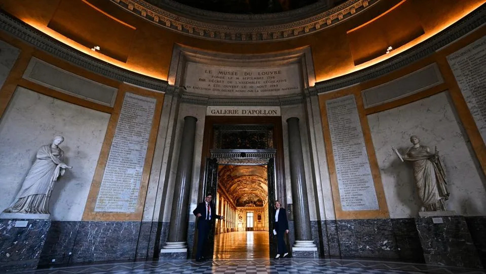 Luvr Ponovo Otvorio Galeriju Apolon Nakon Devet Meseci — Nakit Premešten U Sigurni Trezor