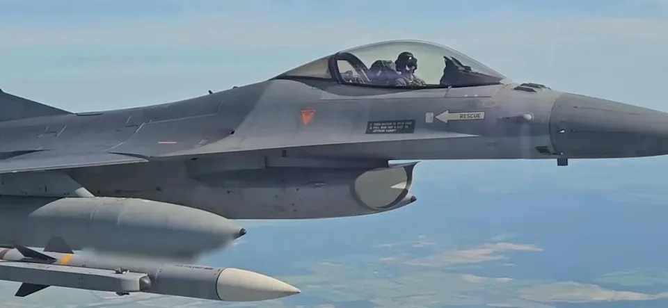 Ukrajinski F-16 Potvrdio Prvo Vazdušno Obaranje Ruskog Aviona, Kaže Visoki Američki General