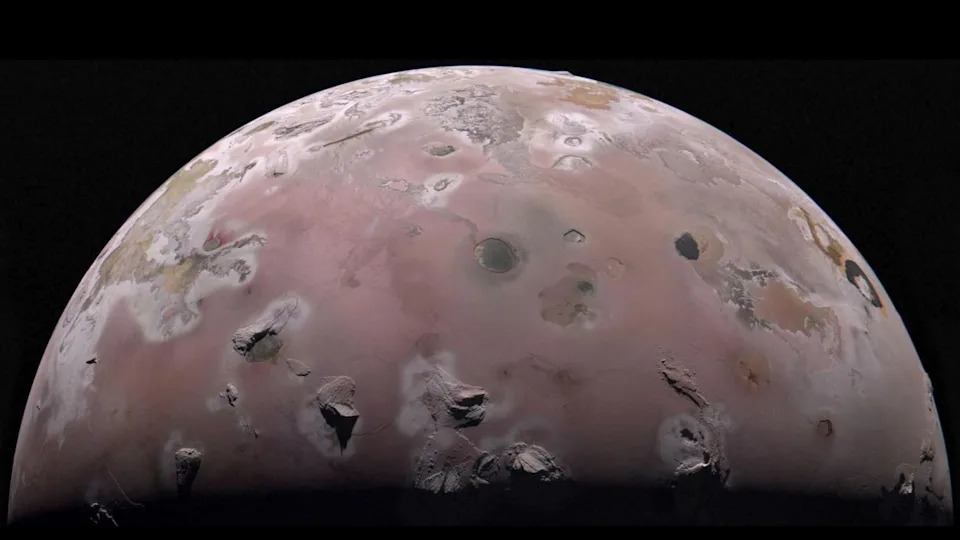 Šta se krije ispod vulkana na mesecu Io? Juno otkriva toplotne džepove 2–6 m ispod površine