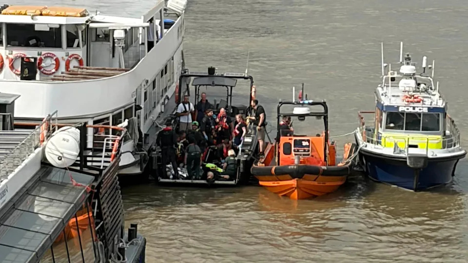 Pet policajaca povređeno u centru Londona nakon sudara patrolnog čamca s Mostom Westminster