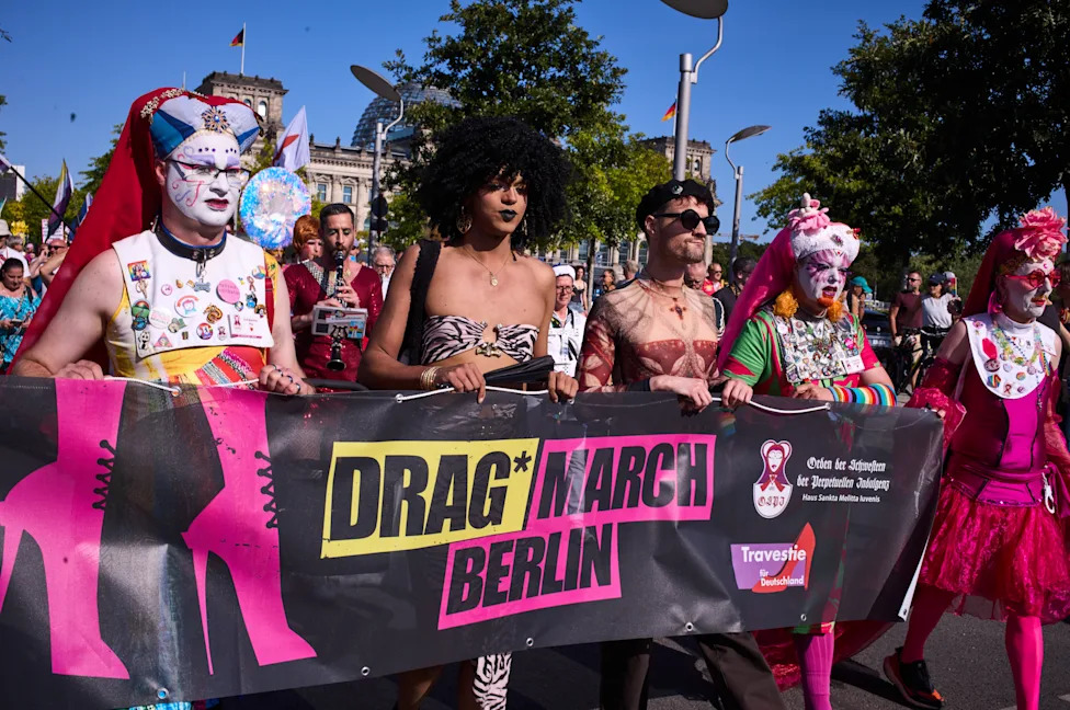 Prvi berlinski marš drag kvejnova: protest, ponos i raskošno slavlje kroz ulice Berlina