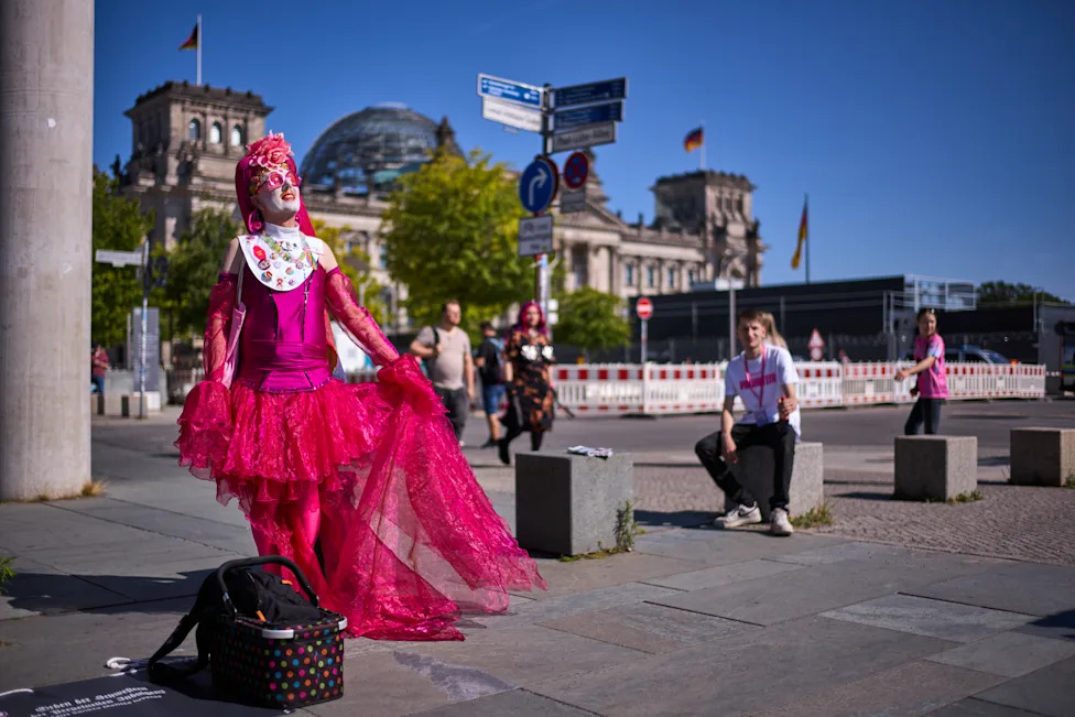 Prvi berlinski marš drag kvejnova: protest, ponos i raskošno slavlje kroz ulice Berlina