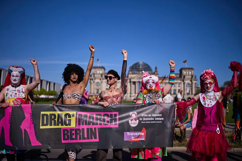 Prvi berlinski marš drag kvejnova: protest, ponos i raskošno slavlje kroz ulice Berlina