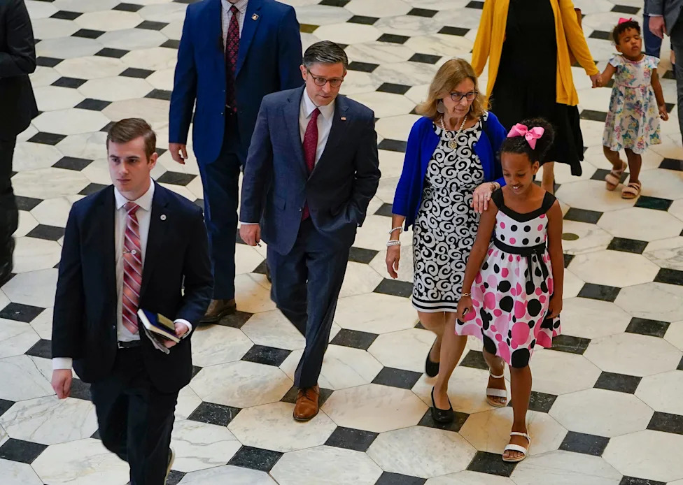 Capitol Hill Considers Ban On Lawmakers Dating Staff As Ethics Overhaul Gains Momentum