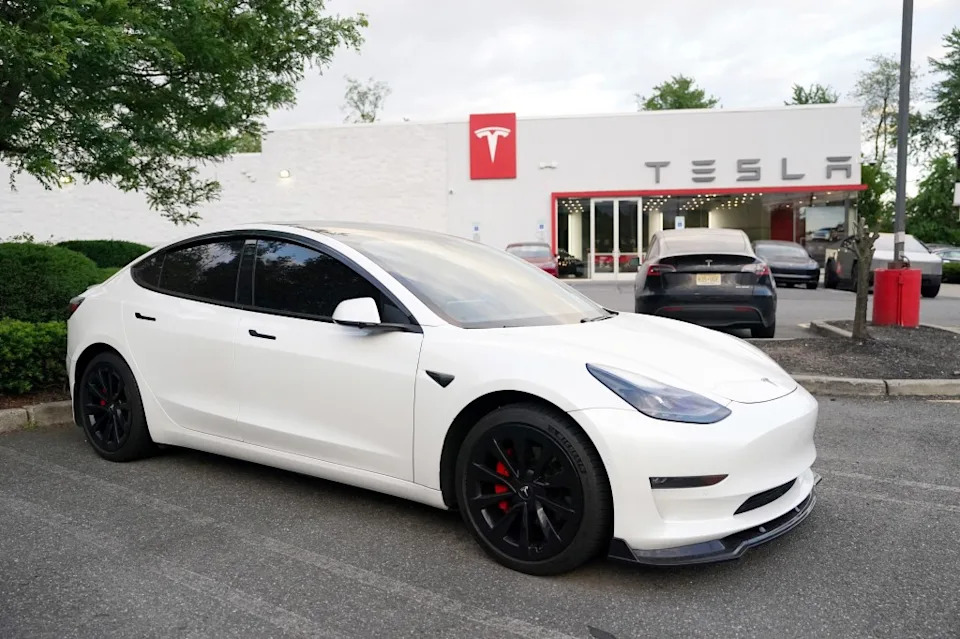 Southern California: Suspect Sought After 13 Teslas Spray-Painted in Irvine Parking Garage