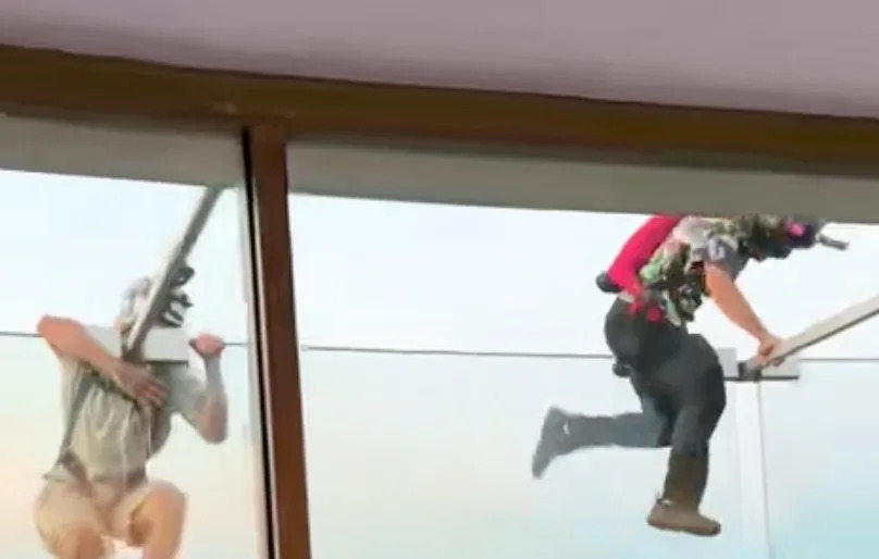 Daring BASE Jumpers Scale Space Needle, Parachute Into Seattle — Officials Investigating