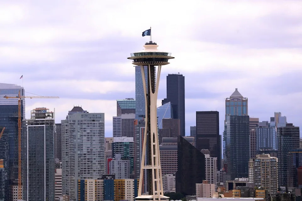 Daring BASE Jumpers Scale Space Needle, Parachute Into Seattle — Officials Investigating