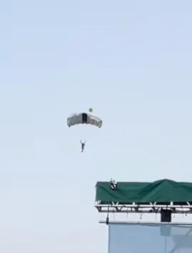 Daring BASE Jumpers Scale Space Needle, Parachute Into Seattle — Officials Investigating