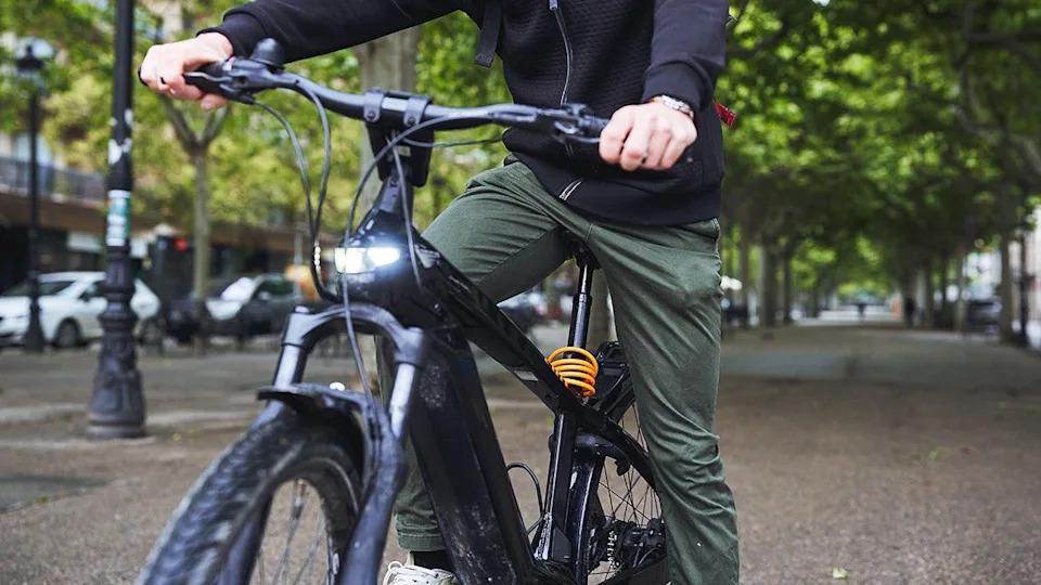 Surge in E-Bike Injuries Sends More Americans to ERs — Experts Urge Helmets and Safer Infrastructure