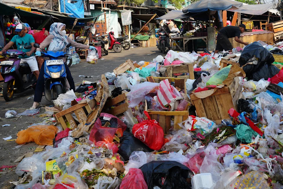 Indonesia Moves to Curb Methane at Bantargebang: What the Landfill Reform Means for Thousands of Scavengers