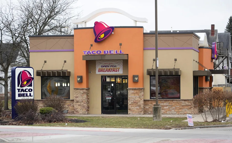 Taco Bell Returns $1 Mexican Pizza Promotion Amid Lettuce-Related Outbreak