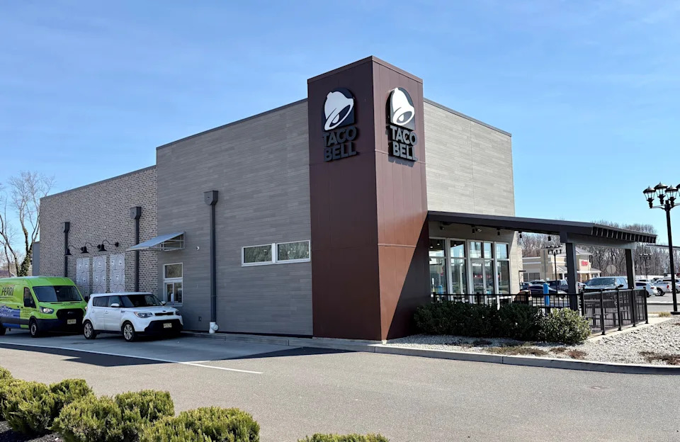 Taco Bell Returns $1 Mexican Pizza Promotion Amid Lettuce-Related Outbreak