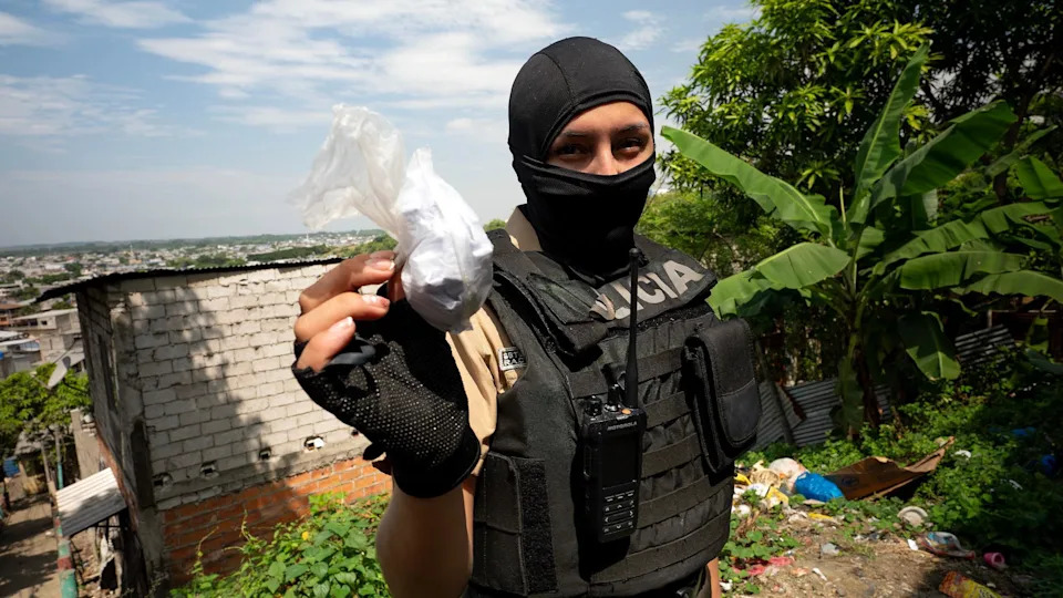 Na prvoj liniji rata protiv droga u Ekvadoru: Policija se bori protiv bandi, oružja i korupcije
