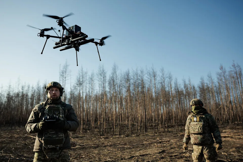 Britanski Vojnici Vežbaju FPV Dronove U Gejming-Simulatorima — 30 Sati Simulacije Pa 30 Sati Stvarnog Leta