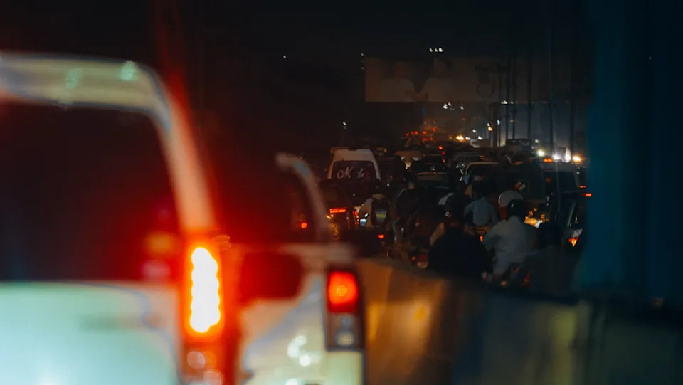 Man Rams His Kia Into Runaway SUV On I‑5 to Save Mother and Child