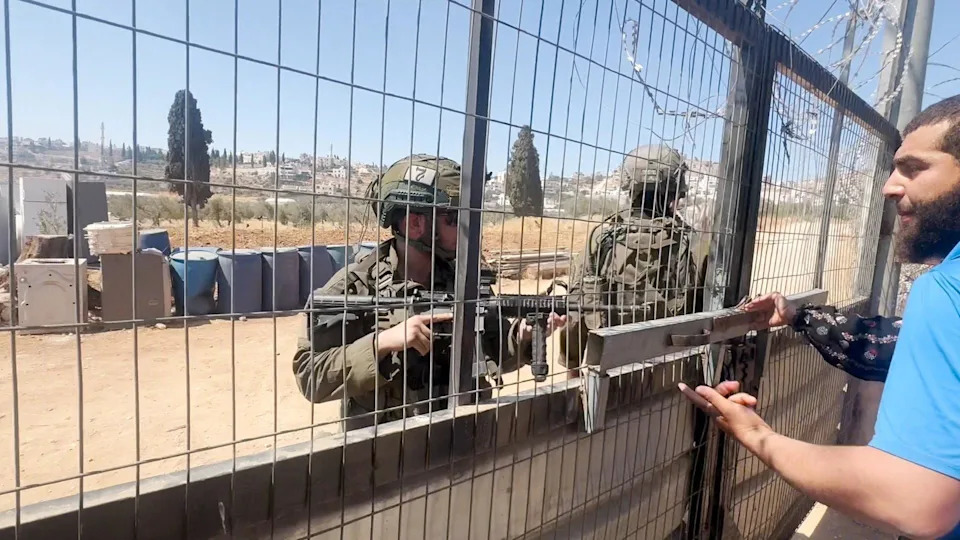 „Naseljenici su opkolili našu kuću“: Unutrašnjost palestinskog sela al‑Mughayyir pod nedeljnom opsadom