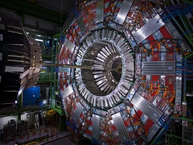 Možda Prvi Tragovi Tamne Materije u LHC‑u: Misteriozni „UFO“ Događaji Kao Potencijalni Signal