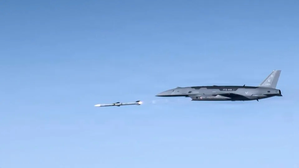 US Fighter Pilots Train With Unmanned Combat Aircraft as Fury Fires AIM-120 in Nevada Drills