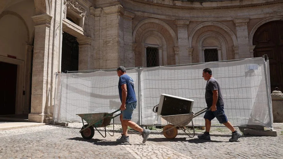 Uvele grane i užarene klupe: Kako ekstremne vrućine potresaju renoviranu Piazzu Risorgimento u Rimu