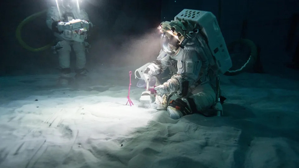 Artemis skafanderi zaronili: geolozi vežbaju lunarne zadatke u NASA-inom NBL-u