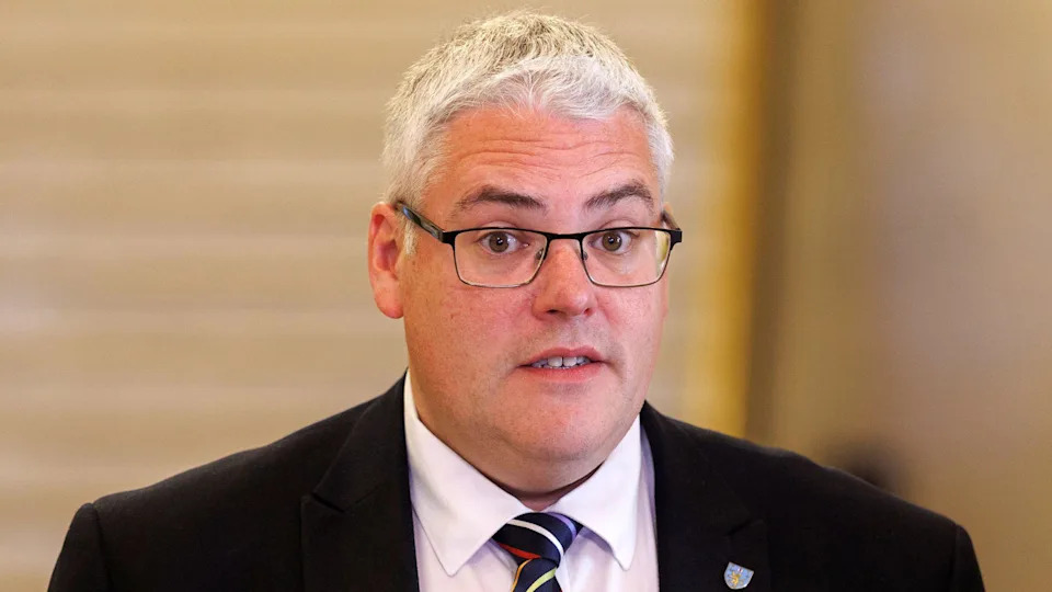 Sinn Féin Warns ‘Wheels Are Coming Off’ Stormont as Funding and Cooperation Tensions Rise