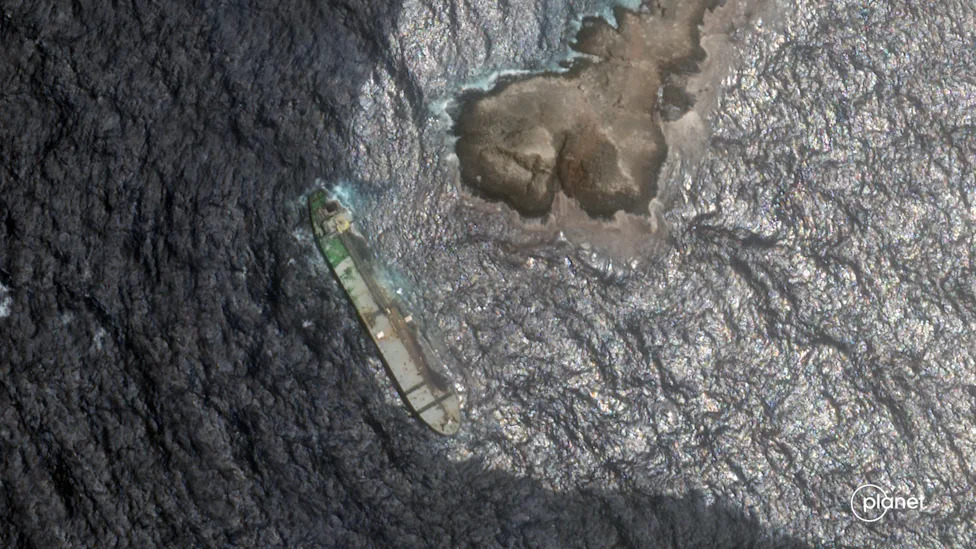 Nasukan tanker 'Caroline Bezengi' curi naftu kod Omana — satelitski snimci pokazuju 20 km² uljne folije